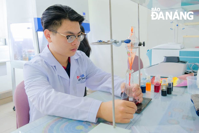 Student Tran Nhan Kiet, the head of the Binks team, is researching paint and ink products in the laboratory of the VN-UK Institute for Research and Executive Education. Photo: H.V