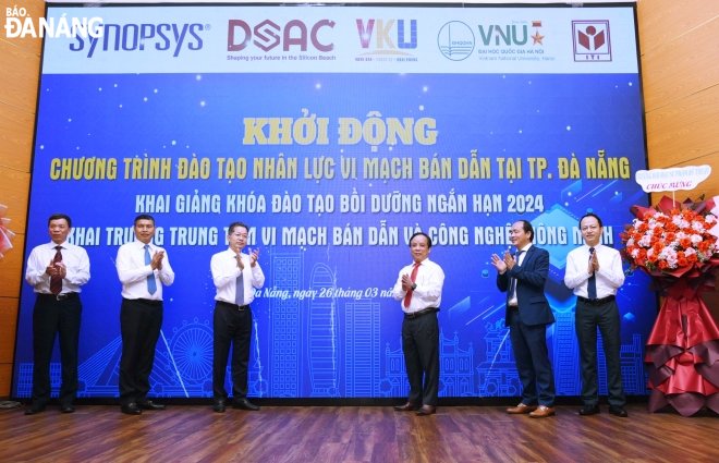 Da Nang Party Committee Secretary Nguyen Van Quang (third, left) at the launching ceremony of the training programme