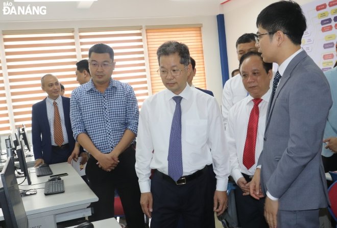 Da Nang Party Committee Secretary Nguyen Van Quang visiting the first training course on semiconductor for university lecturers. Photo: NGOC HA