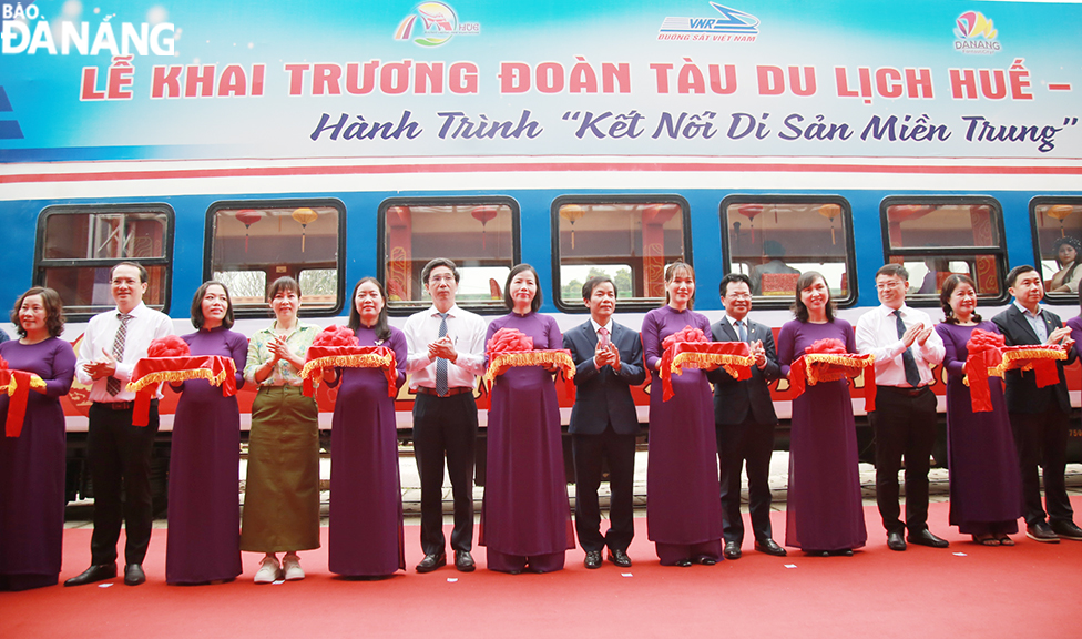 Leaders of Da Nang, Thua Thien Hue Province and the railway industry cutting the ribbon to launch the train route named “Central Heritage Connection”. Photo: CHIEN THANG