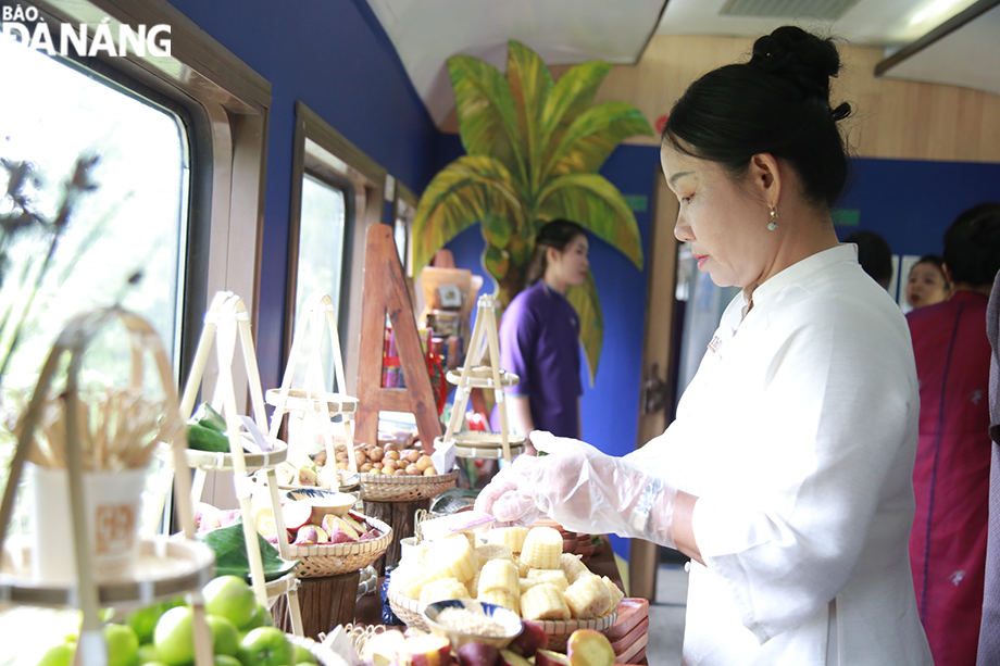Cuisine serves tourists on the Hue - Da Nang train. Photo: CHIEN THANG