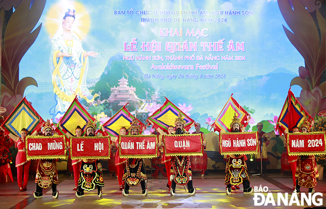 Các nghệ sĩ, diễn viên Nhà hát tuồng Nguyễn Hiển Dĩnh múa chào mừng lễ hội.