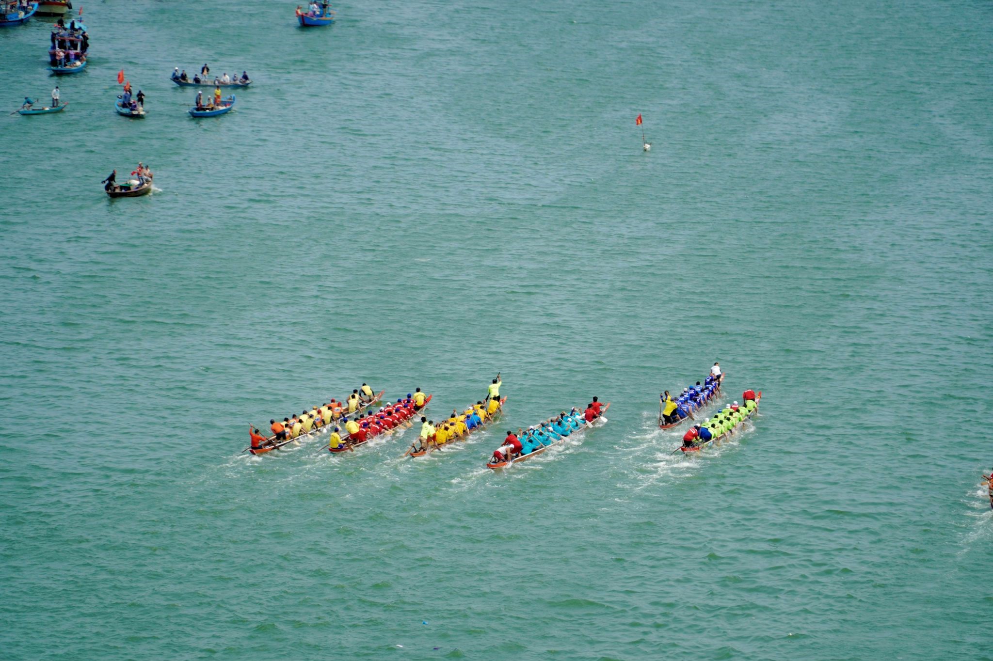 A traditional boat race will be held on the Han River on March 30 to celebrate the Liberation Day of Da Nang. IN PHOTO: Teams competing in the boat race on the Han River organised by Son Tra District’s Nai Hien Dong Ward in 2023. Photo: P.N