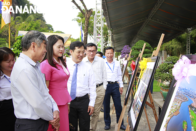 Secretary of Ngu Hanh Son District Party Committee Cao Thi Huyen Tran and delegates visited the first edition of the Non Nuoc - Ngu Hanh Son art photo exhibition in 2024