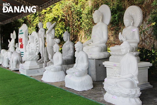 Many Non Nuoc stone sculptures are displayed at the festival to serve the sightseeing needs of residents and tourists.