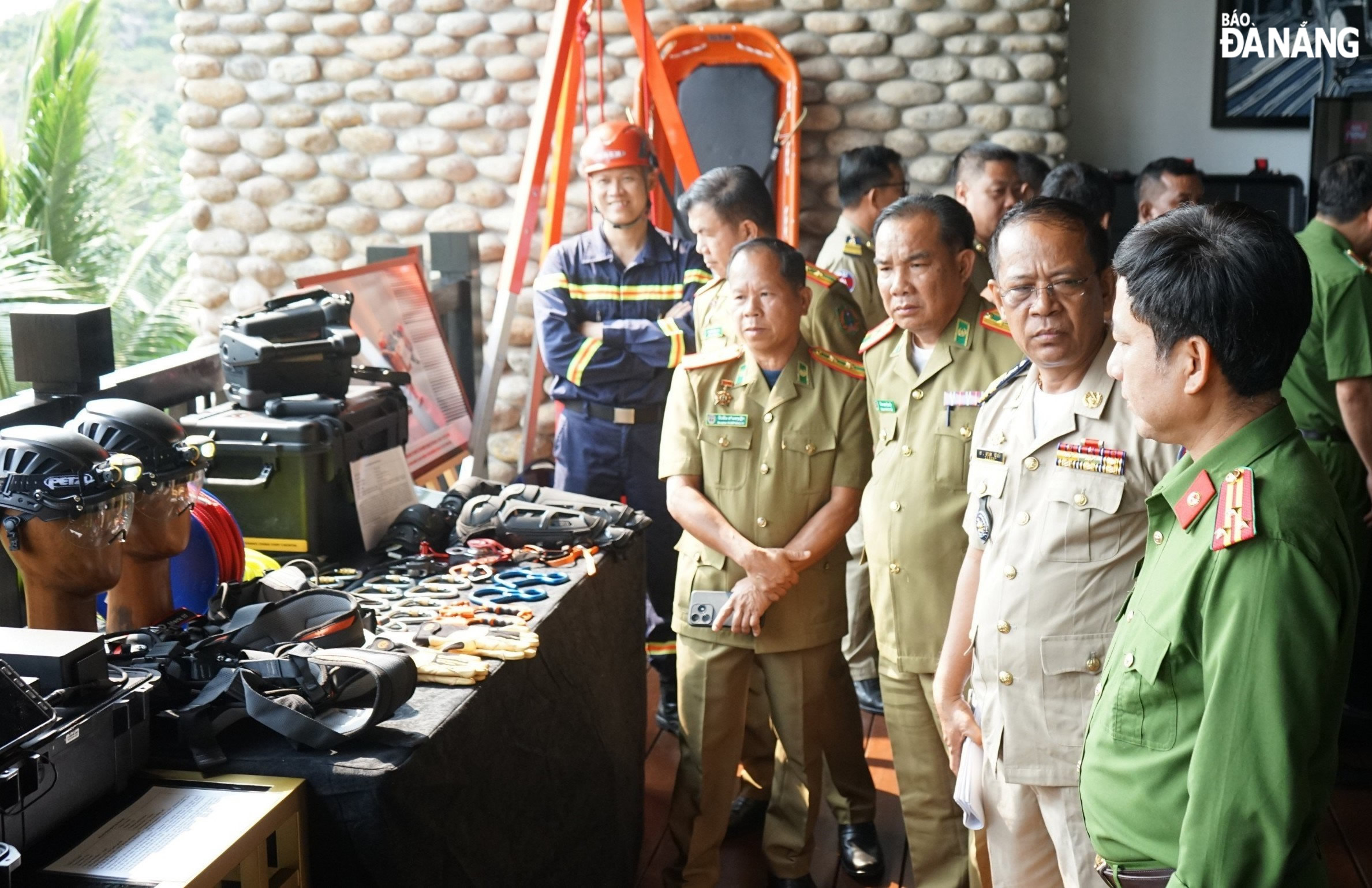 Đại biểu tham quan khu trưng bày và giới thiệu một số thiết bị hiện đại của lực lượng cảnh sát PCCC và CNCH Việt Nam. Ảnh: L.H