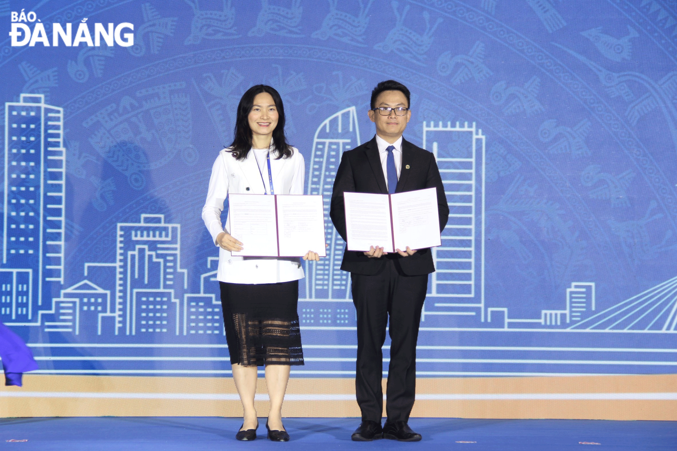 Đại diện DSAC và Tập đoàn Intel trao bản ghi nhớ hợp tác triển khai chương trình Intel cho nguồn nhân lực tương lai tại thành phố tại sự kiện “Meet Da Nang 2024” vào ngày 26-1. Ảnh: M.Q	