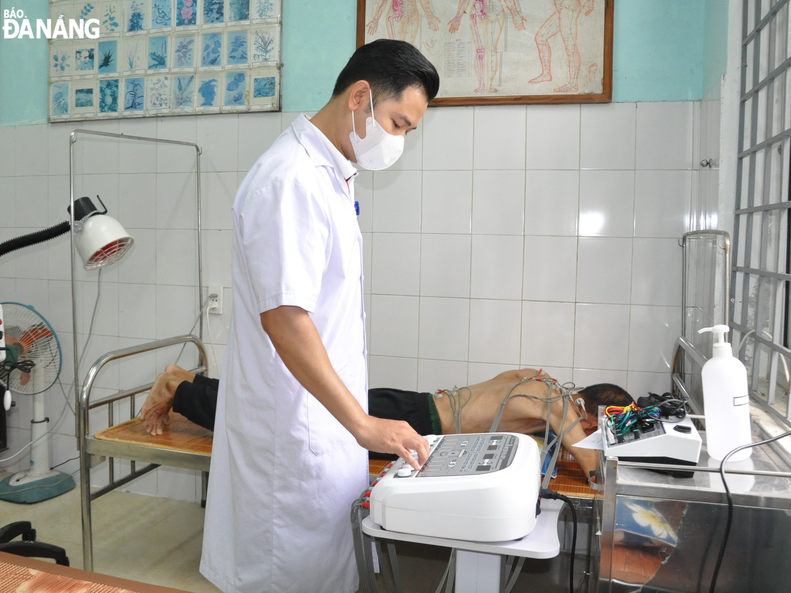 Bác sĩ Bệnh viện Y học cổ truyền Đà Nẵng thực hiện kỹ thuật điện châm không dùng kim để châm cứu cho người dân. Ảnh: LÊ HÙNG