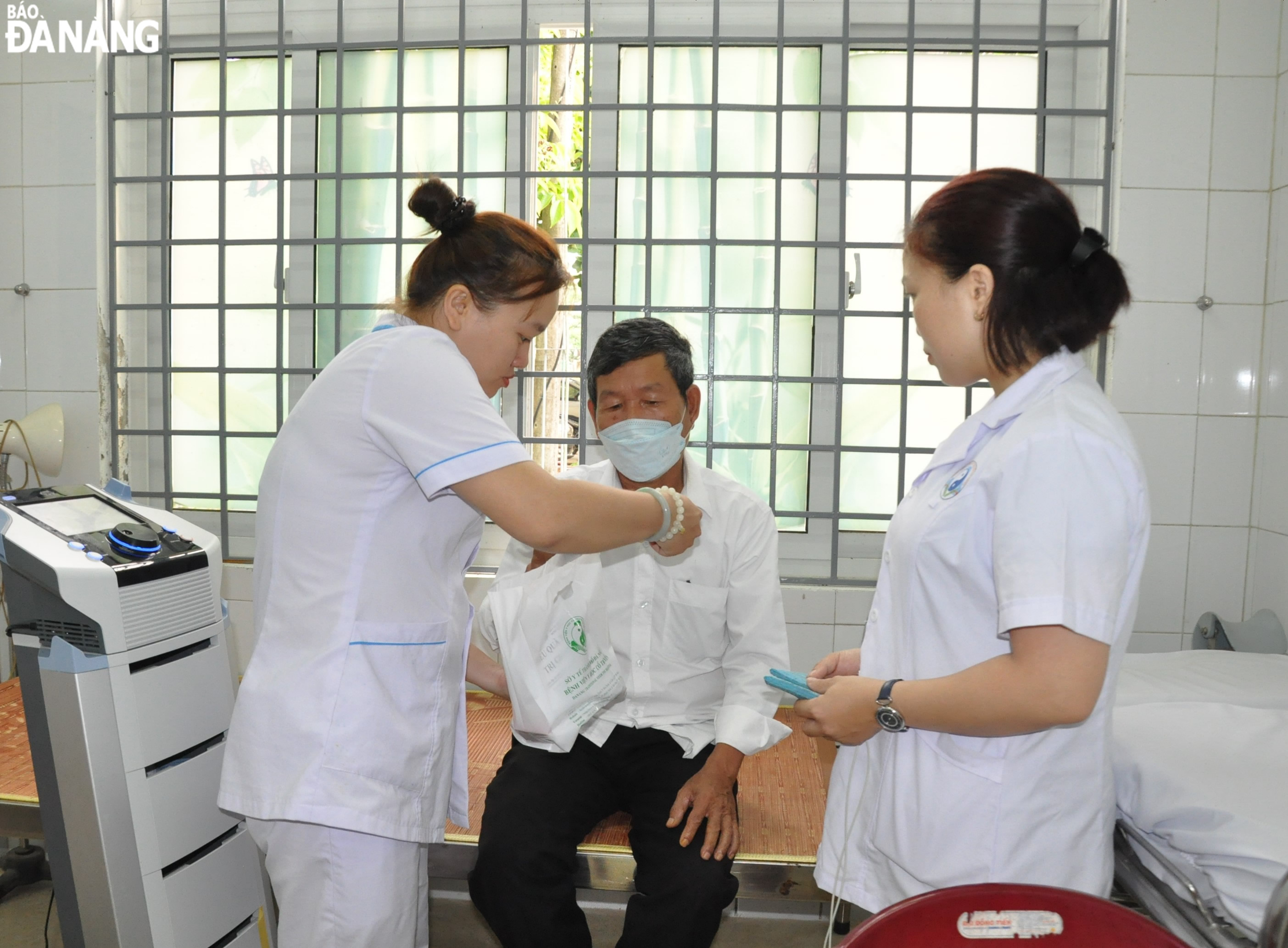 Ngoài việc khám bệnh, tư vấn sức khỏe, Bệnh viện Y học cổ truyền Đà Nẵng còn phát thuốc miễn phí cho đối tượng chính sách tại xã Hòa Phú. Ảnh: LÊ HÙNG
