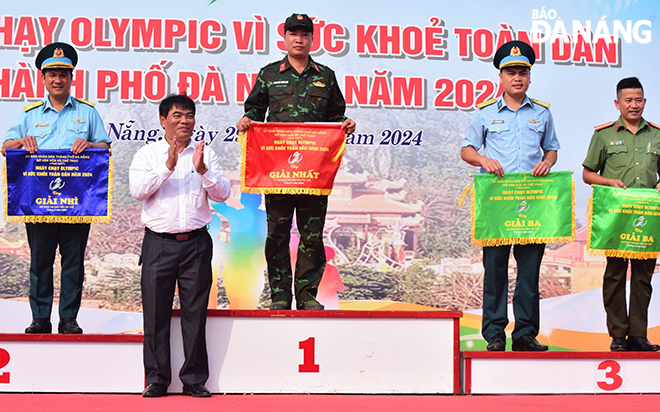 Phó Giám đốc Sở Văn hóa và Thể thao Nguyễn Trọng Thao trao thưởng cho các đơn vị đoạt giải nội dung thi chạy đều tập thể.