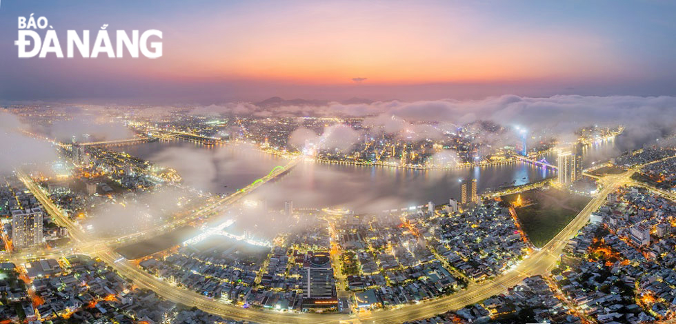 Nhìn từ trên cao, cảnh đêm ở Đà Nẵng vô cùng tráng lệ với ánh đèn rực rỡ, chiếu sáng khắp thành phố.	