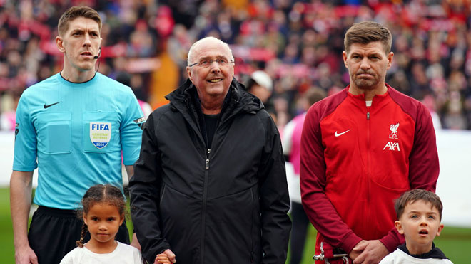 HLV Eriksson (giữa) cùng Steven Gerrard trong trận giao hữu giữa các huyền thoại Liverpool và Ajax. Ảnh: PA
