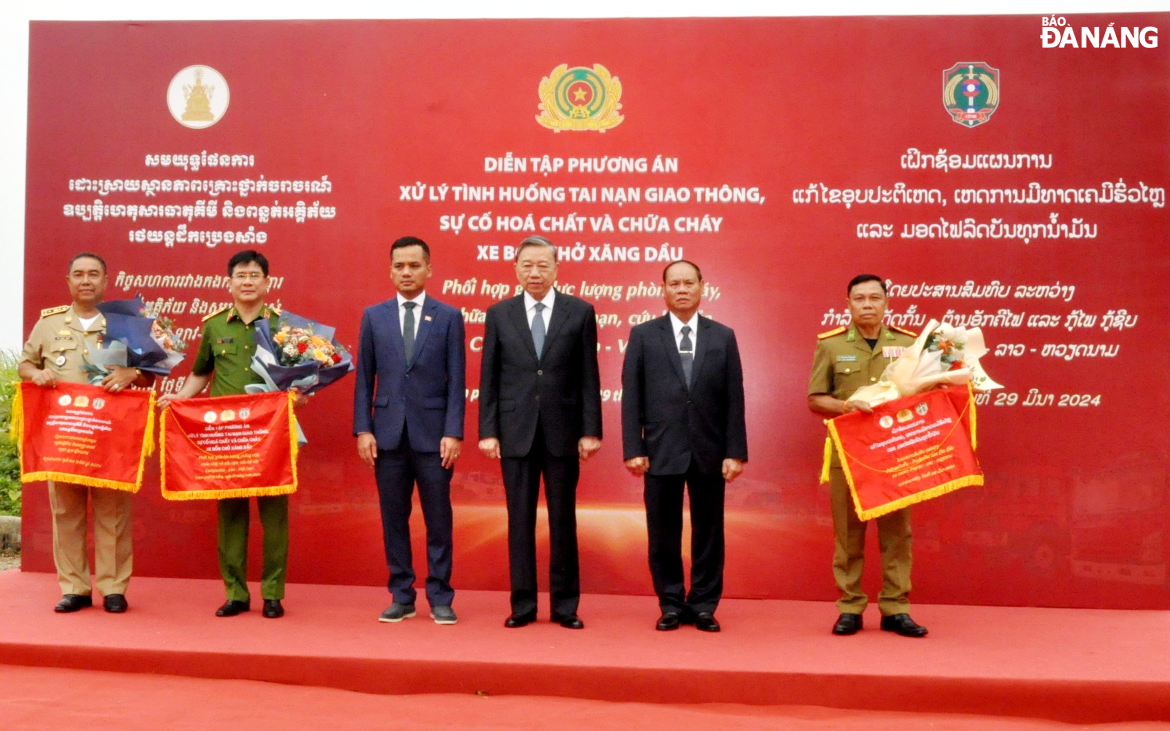 Bộ trưởng Công an, Nội vụ 3 nước Campuchia - Lào - Việt Nam tặng cờ và hoa cho lực lượng cảnh sát PCCC và CHCH 3 nước tham gia diễn tập. Ảnh: LÊ HÙNG