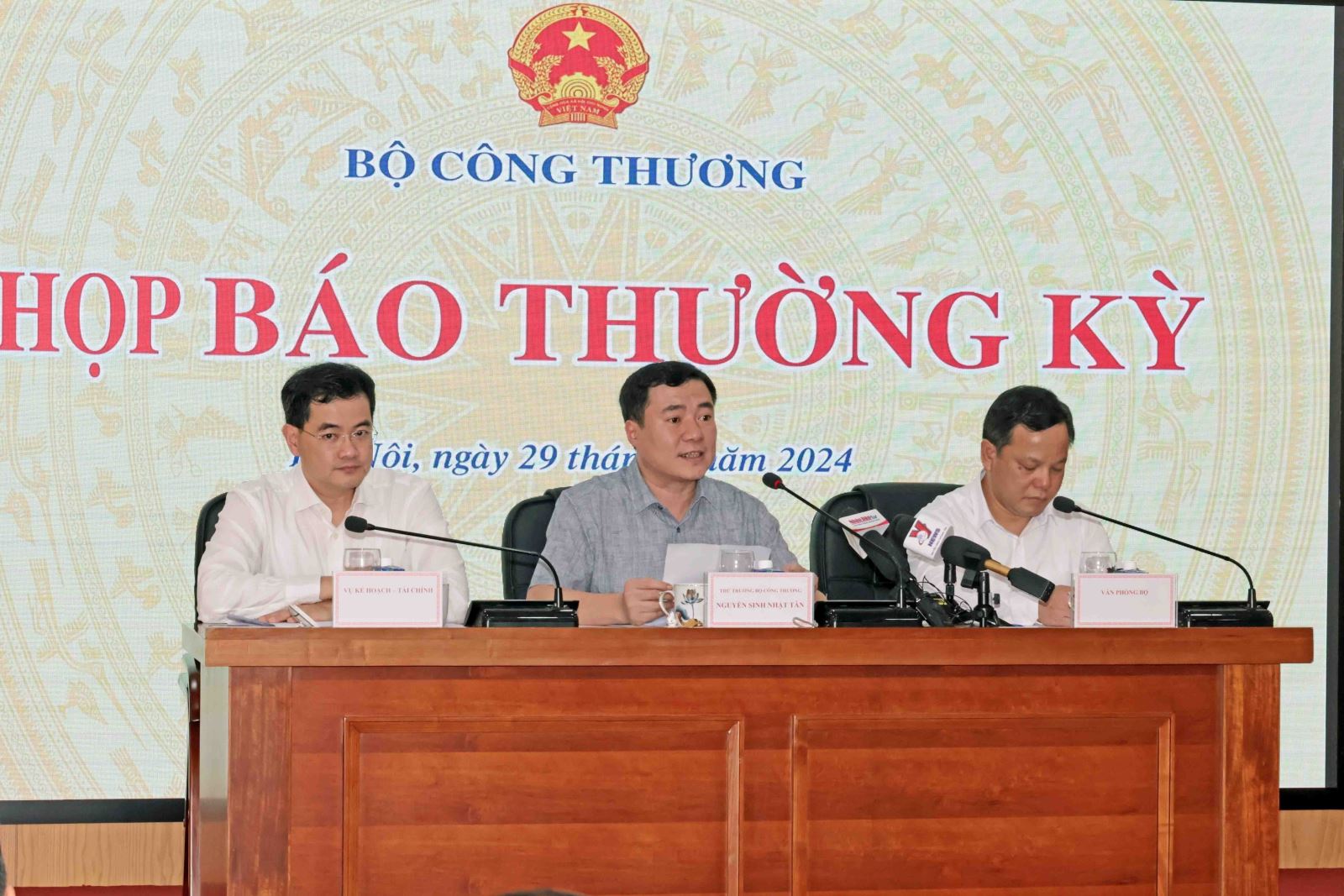 Thứ trưởng Bộ Công Thương (giữa) chủ trì họp báo thường kỳ quý I. Ảnh: Trần Việt/TTXVN