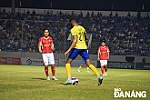 Ngôi sao bóng đá Brazil và Việt Nam đá giao hữu trên sân Hòa Xuân