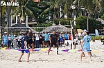Cầu thủ bóng đá Brazil giao lưu với người hâm mộ Đà Nẵng tại bãi biển