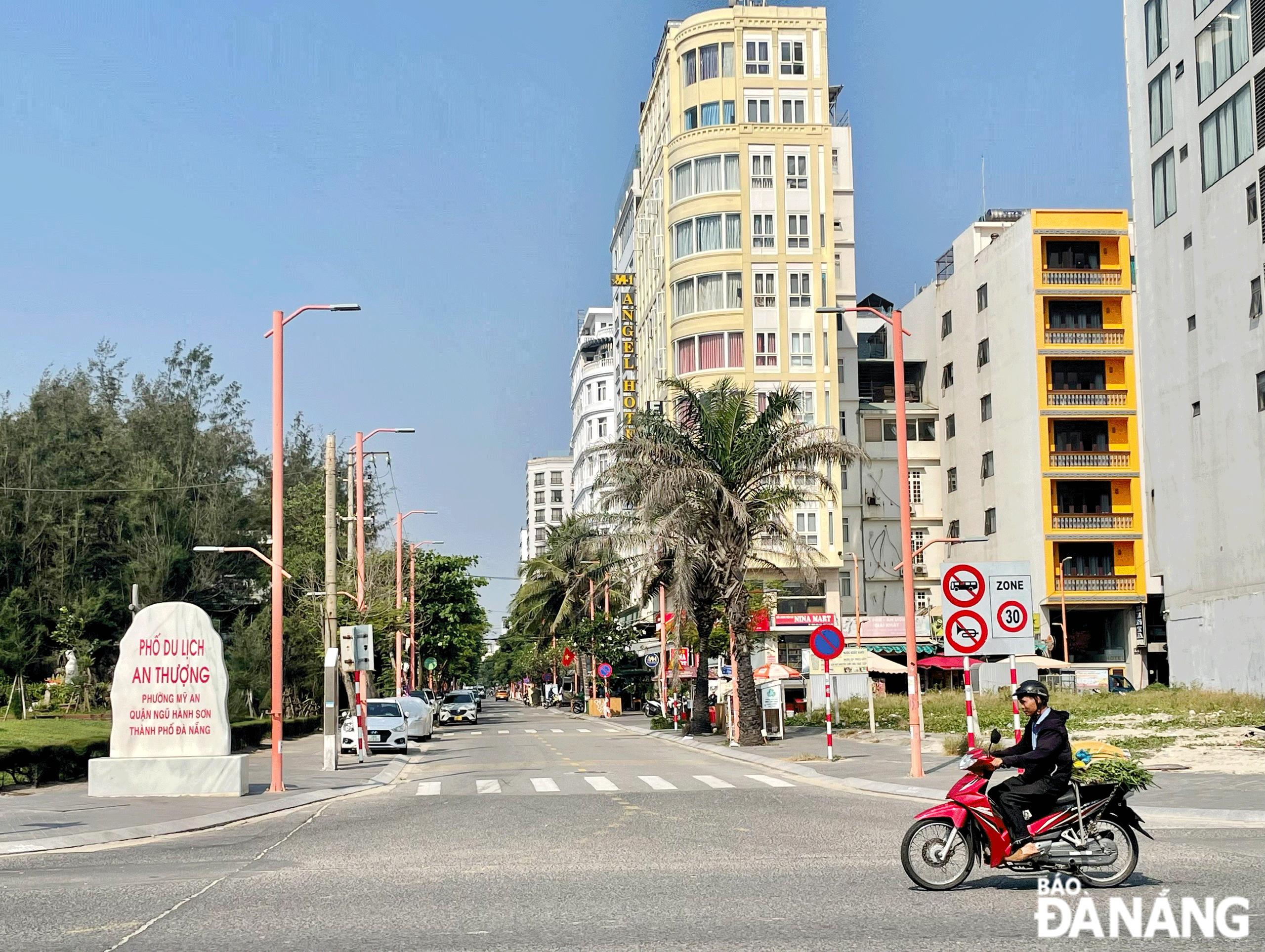 Hệ thống điện chiếu sáng tại các tuyến đường trên khu phố du lịch An Thượng (quận Ngũ Hành Sơn) được đầu tư khang trang, hiện đại. Ảnh: N.V