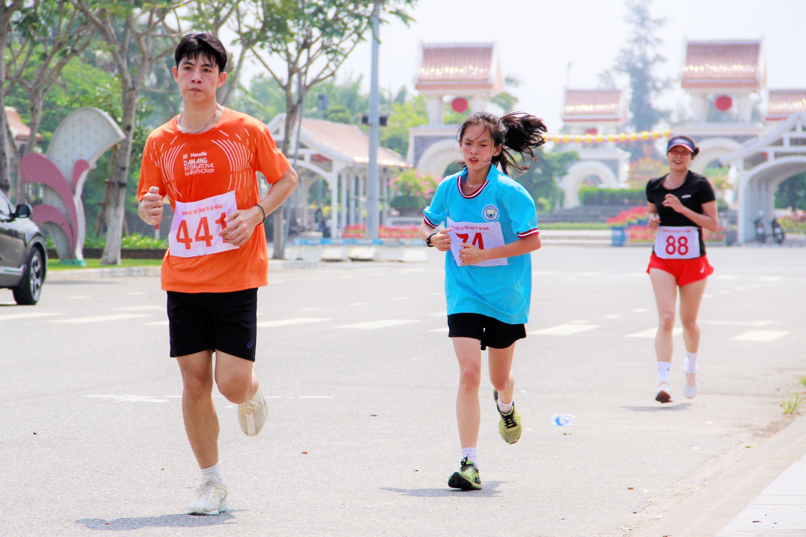 Các vận động viên khối quận, huyện hứa hẹn mang lại những cuộc cạnh tranh hấp dẫn tại Giải Việt dã - chạy Vũ trang truyền thống Báo Đà Nẵng lần thứ 27 năm 2024. Ảnh: X.D