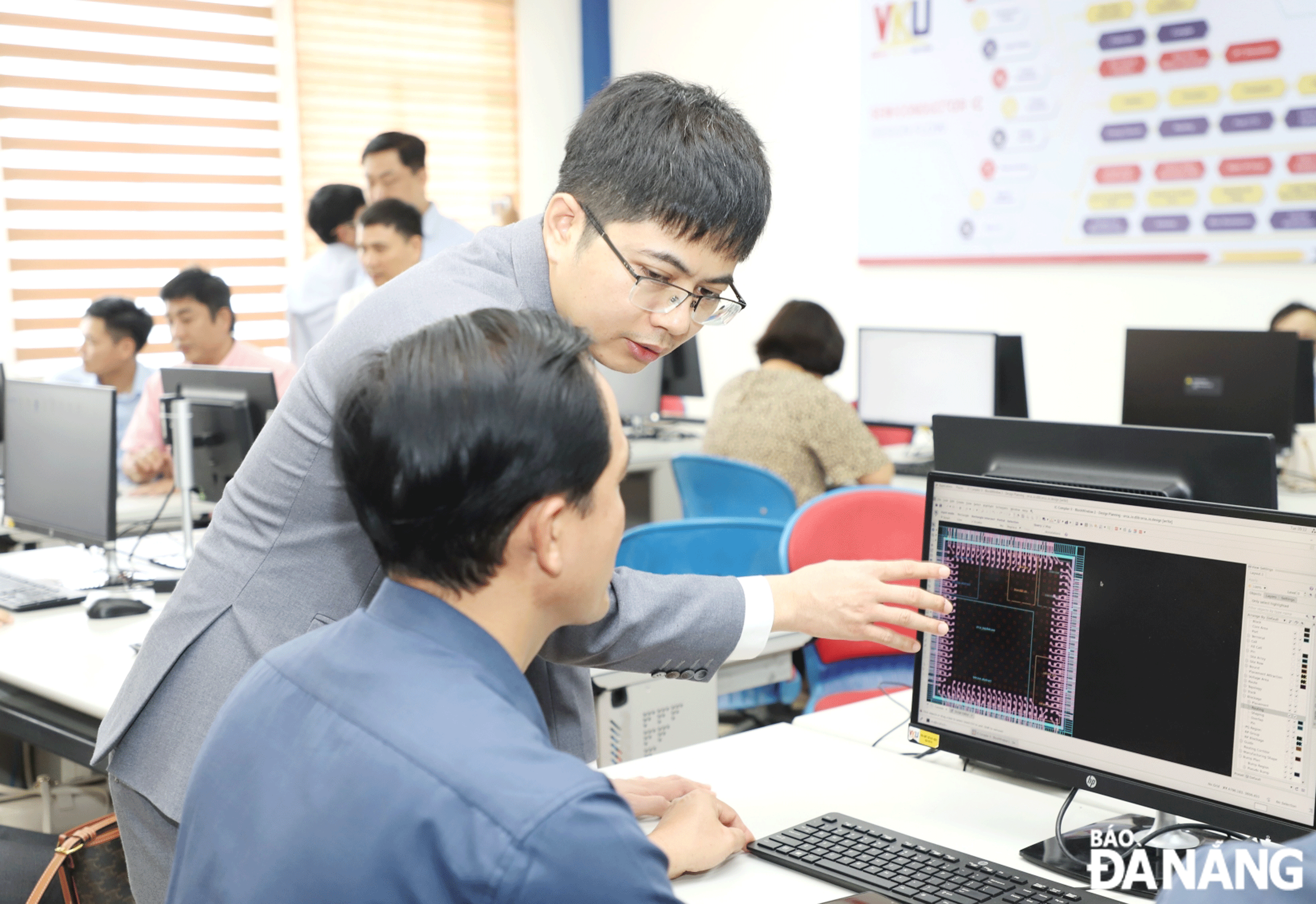 Giảng viên tham gia khóa đào tạo giảng viên nguồn thiết kế vi mạch tại Trường Đại học Công nghệ Thông tin và Truyền thông Việt - Hàn.  Ảnh: NGỌC HÀ	
