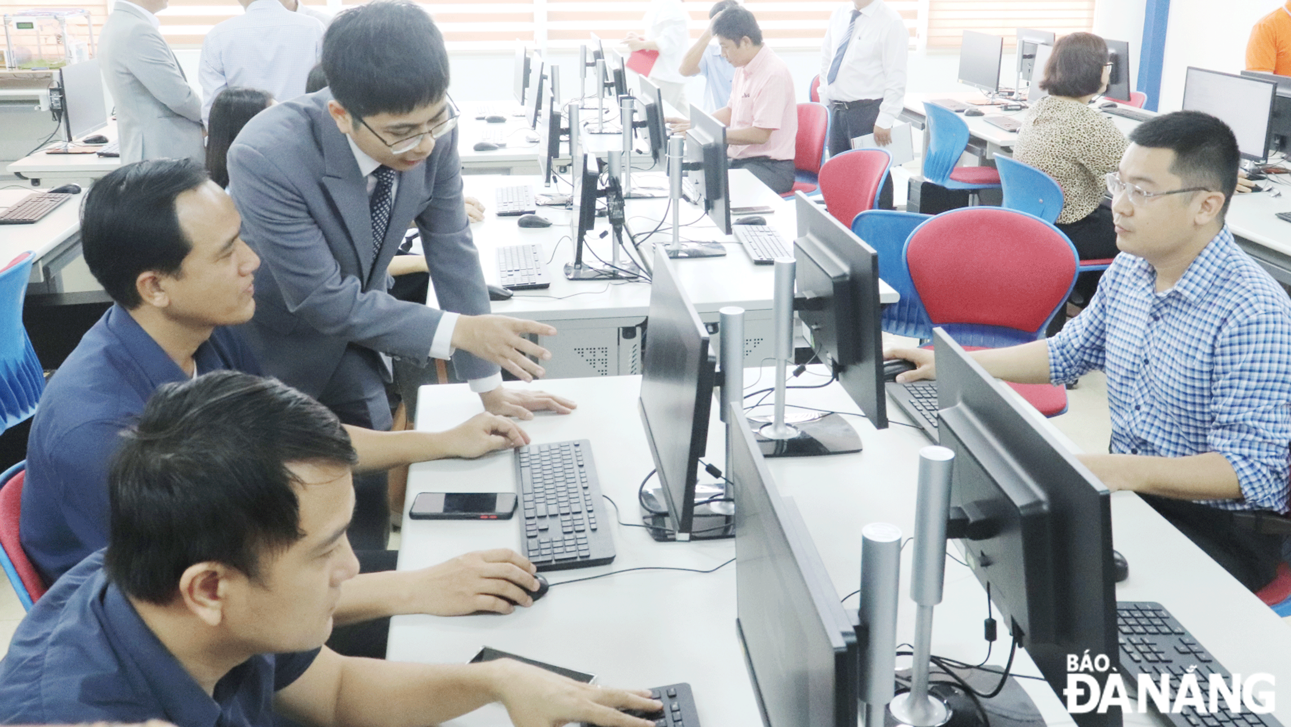 Các giảng viên tham gia khóa đào tạo giảng viên nguồn thiết kế vi mạch tại Trường Đại học Công nghệ Thông tin  và Truyền thông Việt - Hàn. Ảnh: NGỌC HÀ