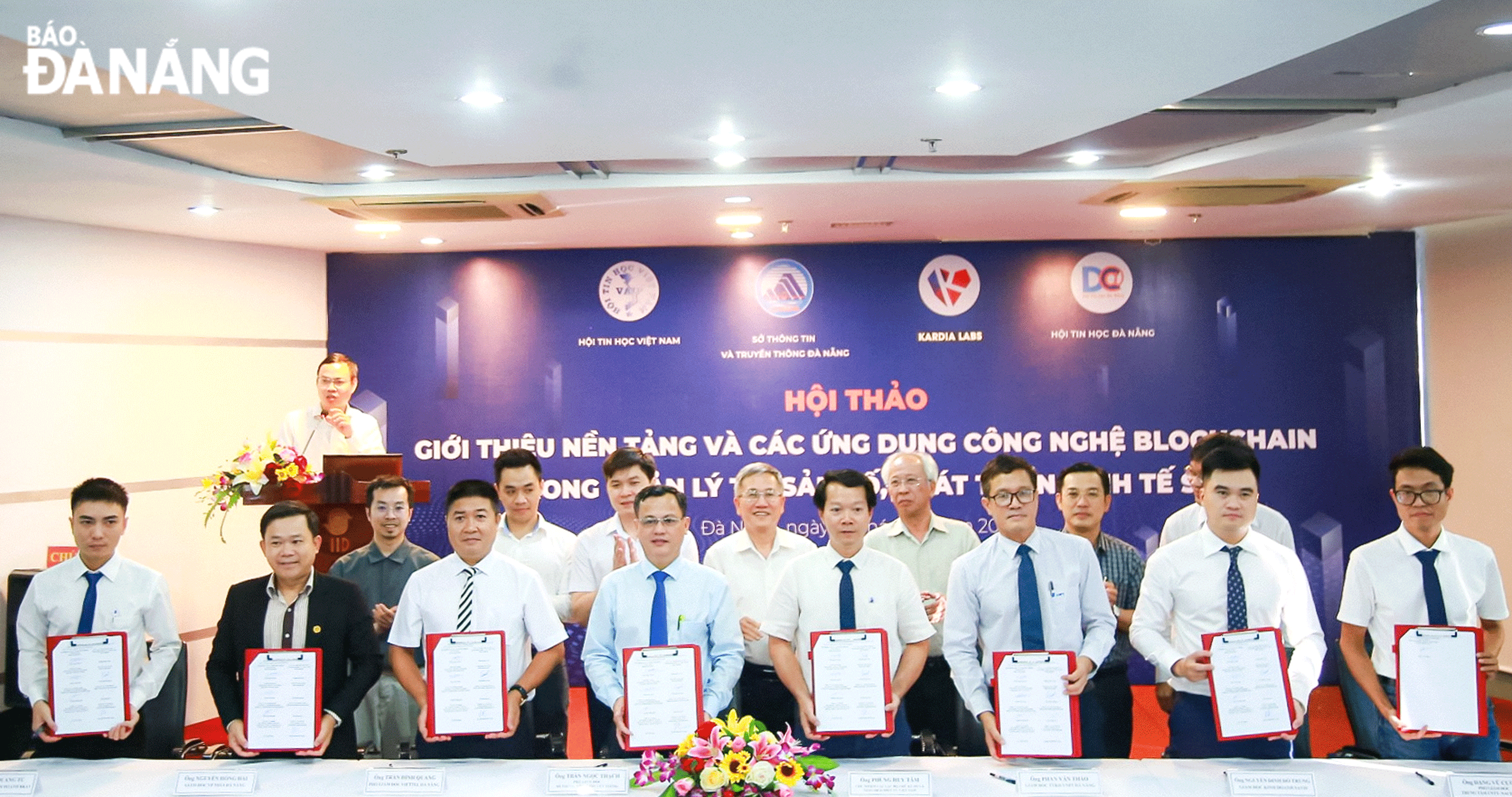 Sở Thông tin và Truyền thông, CLB chữ ký số và giao dịch điện tử Việt Nam cùng với 8 doanh nghiệp đang hoạt động cung cấp dịch vụ chứng thực ký số công cộng trên địa bàn thành phố ký biên bản ghi nhớ triển khai cấp miễn phí chữ ký số cho người dân. Ảnh: CHIẾN THẮNG	