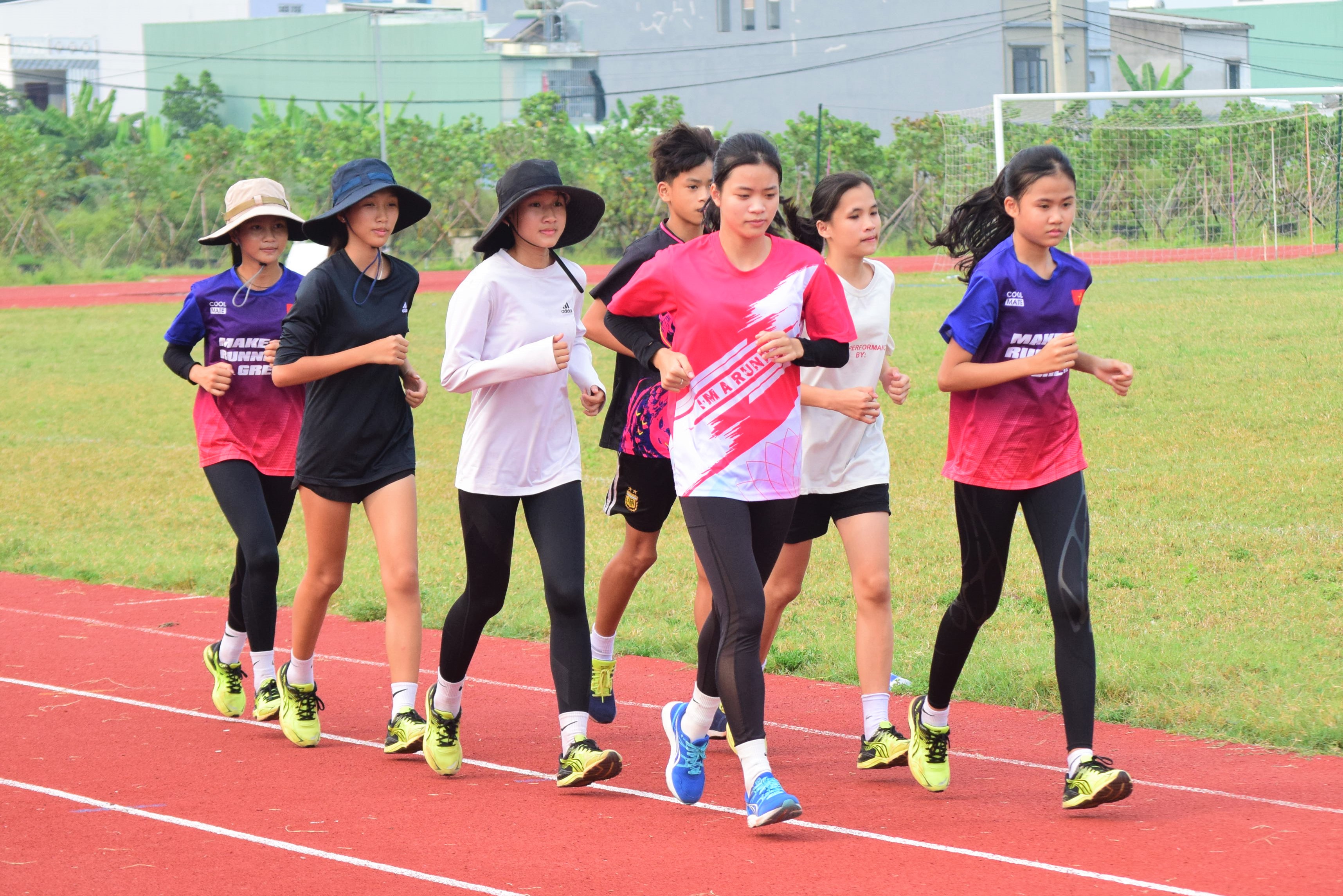 Các vận động viên của Trung tâm huấn luyện và đào tạo vận động viên thể dục - thể thao Đà Nẵng nỗ lực tập luyện hướng đến giải Việt dã - chạy Vũ trang truyền thống Báo Đà Nẵng lần thứ 27 năm 2024. Ảnh: P.N	