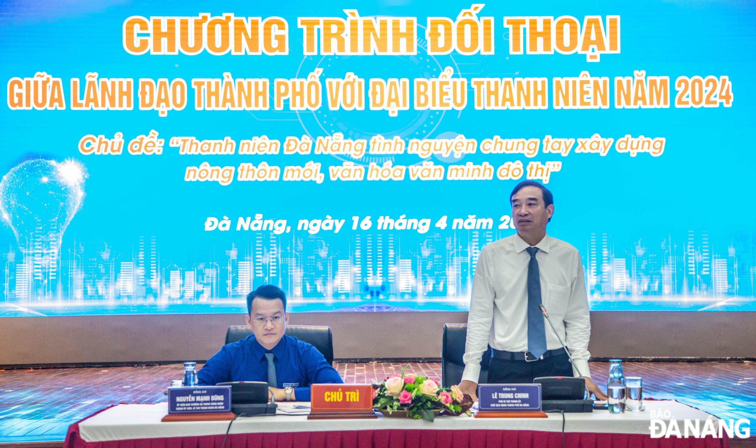 Chủ tịch UBND thành phố Lê Trung Chinh (bên phải) và Bí thư Thành đoàn Nguyễn Mạnh Dũng (bên trái) đồng chủ trì buổi đối thoại
