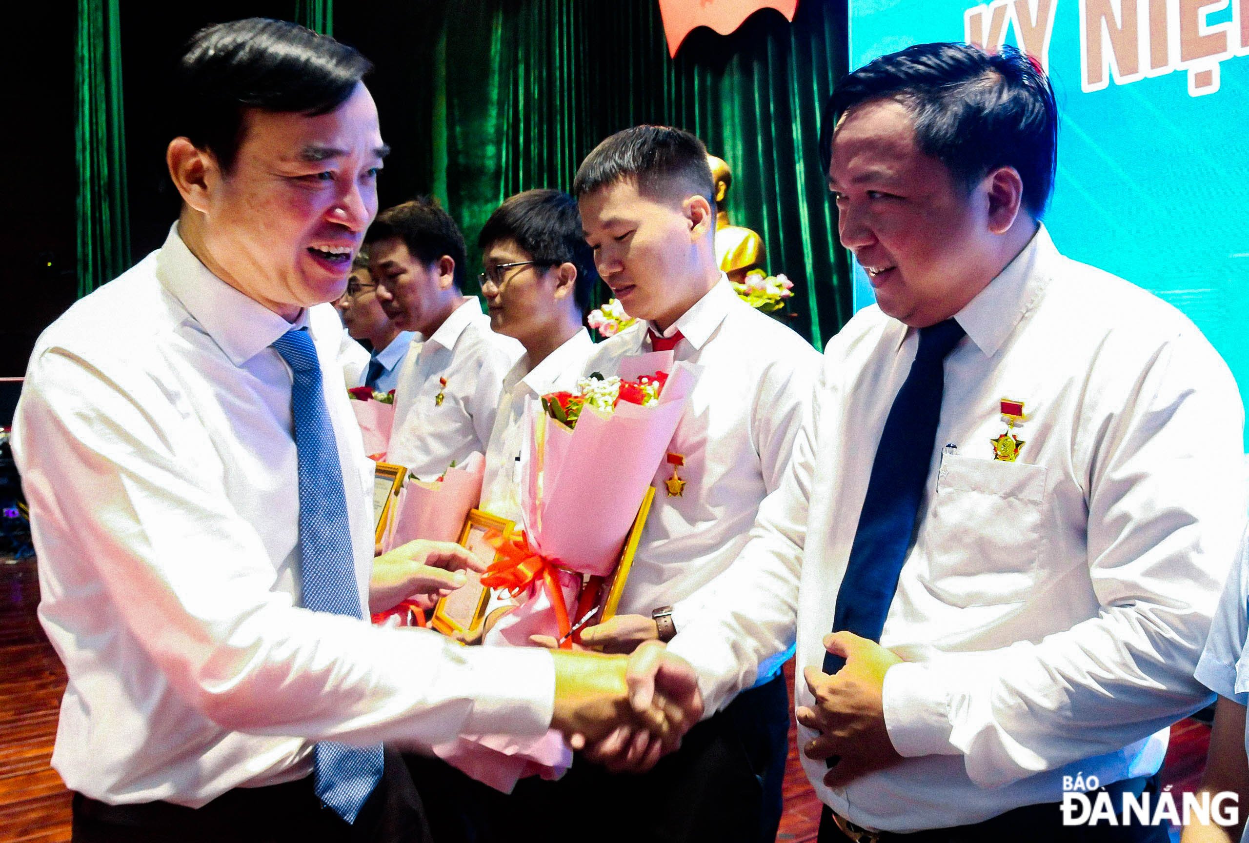 Chủ tịch UBND thành phố Lê Trung Chinh (bên trái) trao kỷ niệm chương “Vì thế hệ trẻ” cho các cá nhân có đóng góp tích cực trong công tác Đoàn - Hội - Đội thời gian qua
