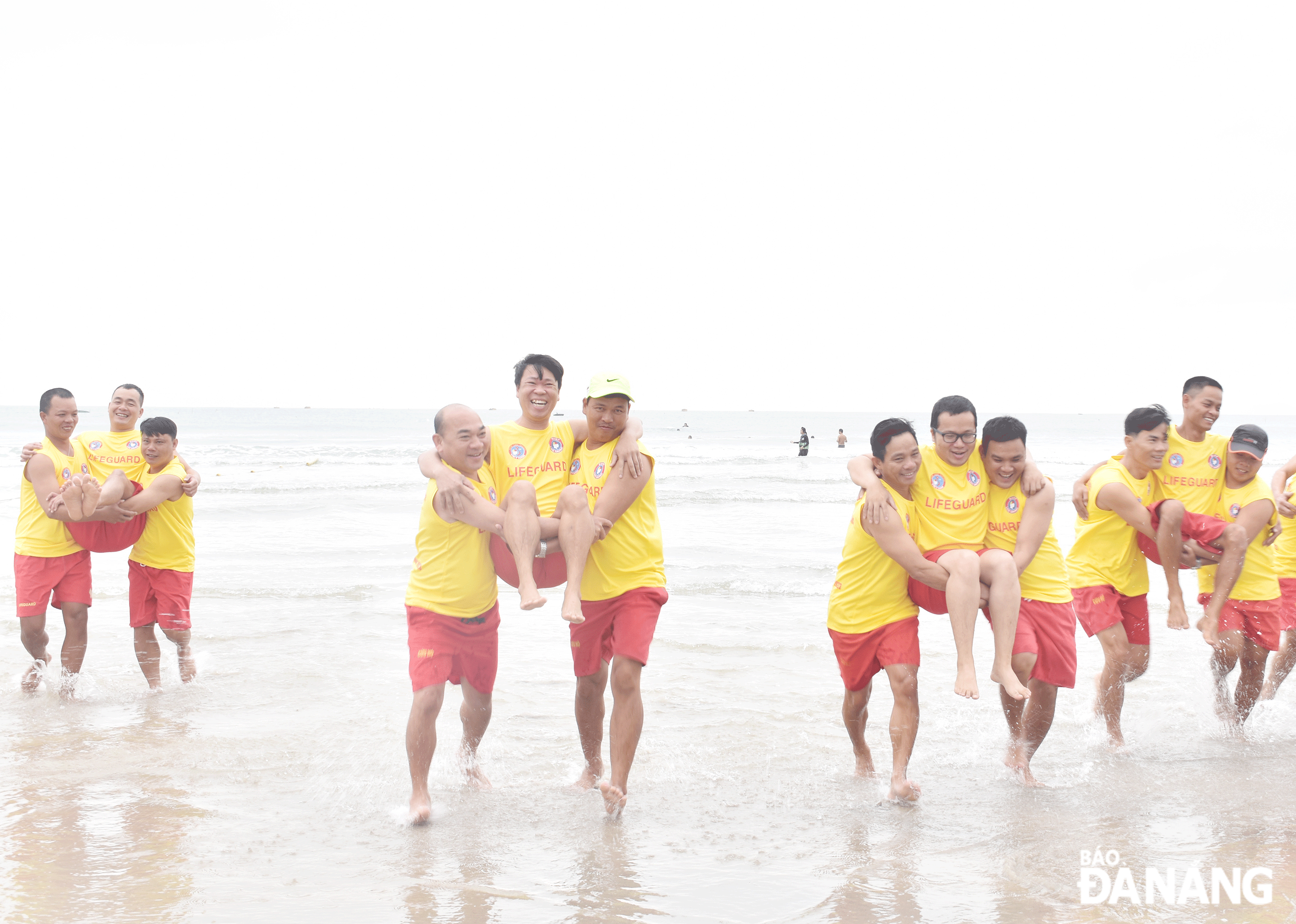 Lifeguards regularly participate in training courses to improve skills and expertise in daily work. IN PHOTO: Staff of the Da Nang Lifeguard Team in a rescue training programme in 2023. Photo: NHAT HA