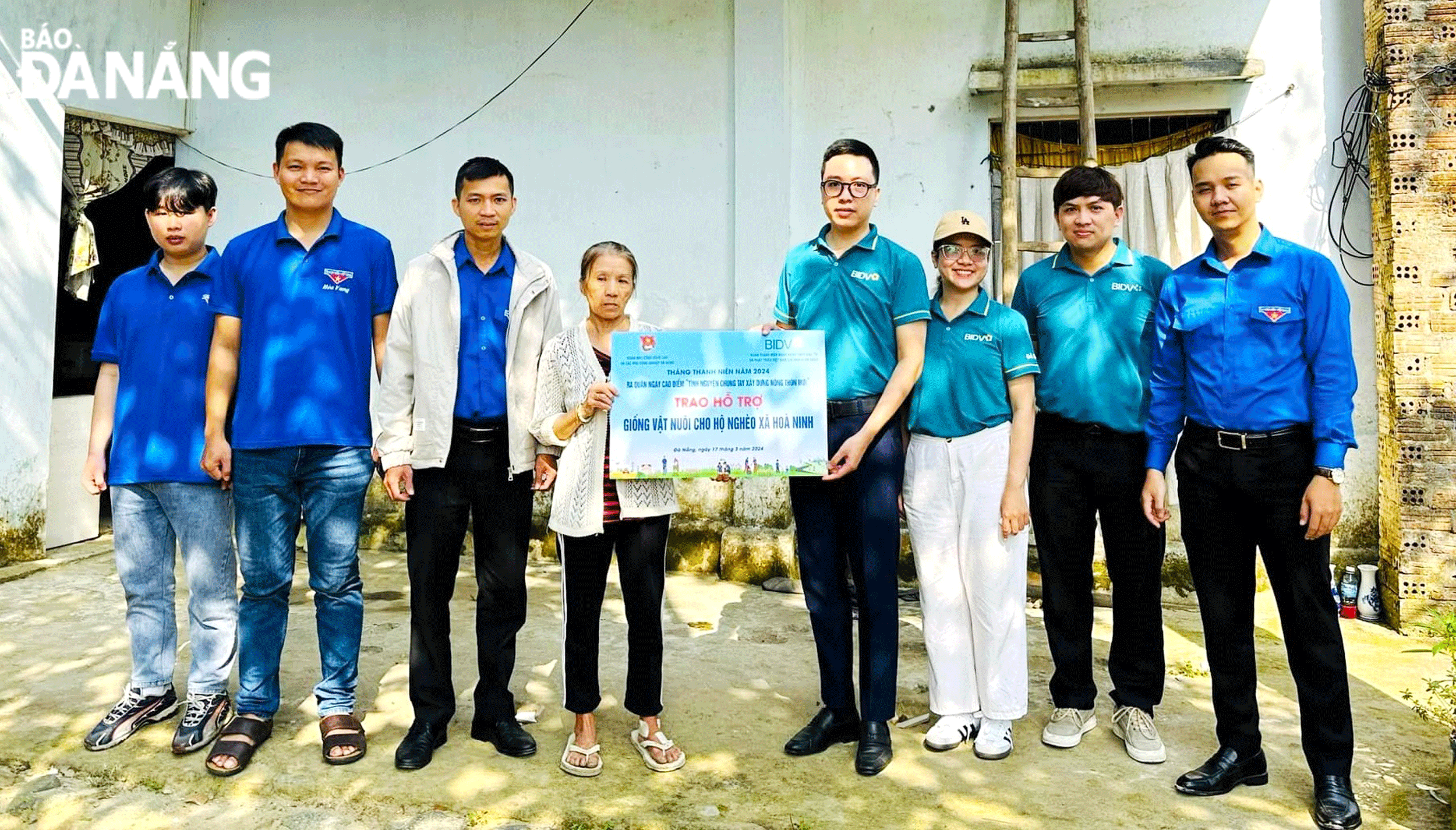 Đoàn Khu Công nghệ cao và các khu công nghiệp Đà Nẵng tặng 150 gà giống cho bà Vũ Thị Hạnh, xã Hòa Ninh, huyện Hòa Vang vào cuối tháng 3-2024.  Ảnh: N.Q	