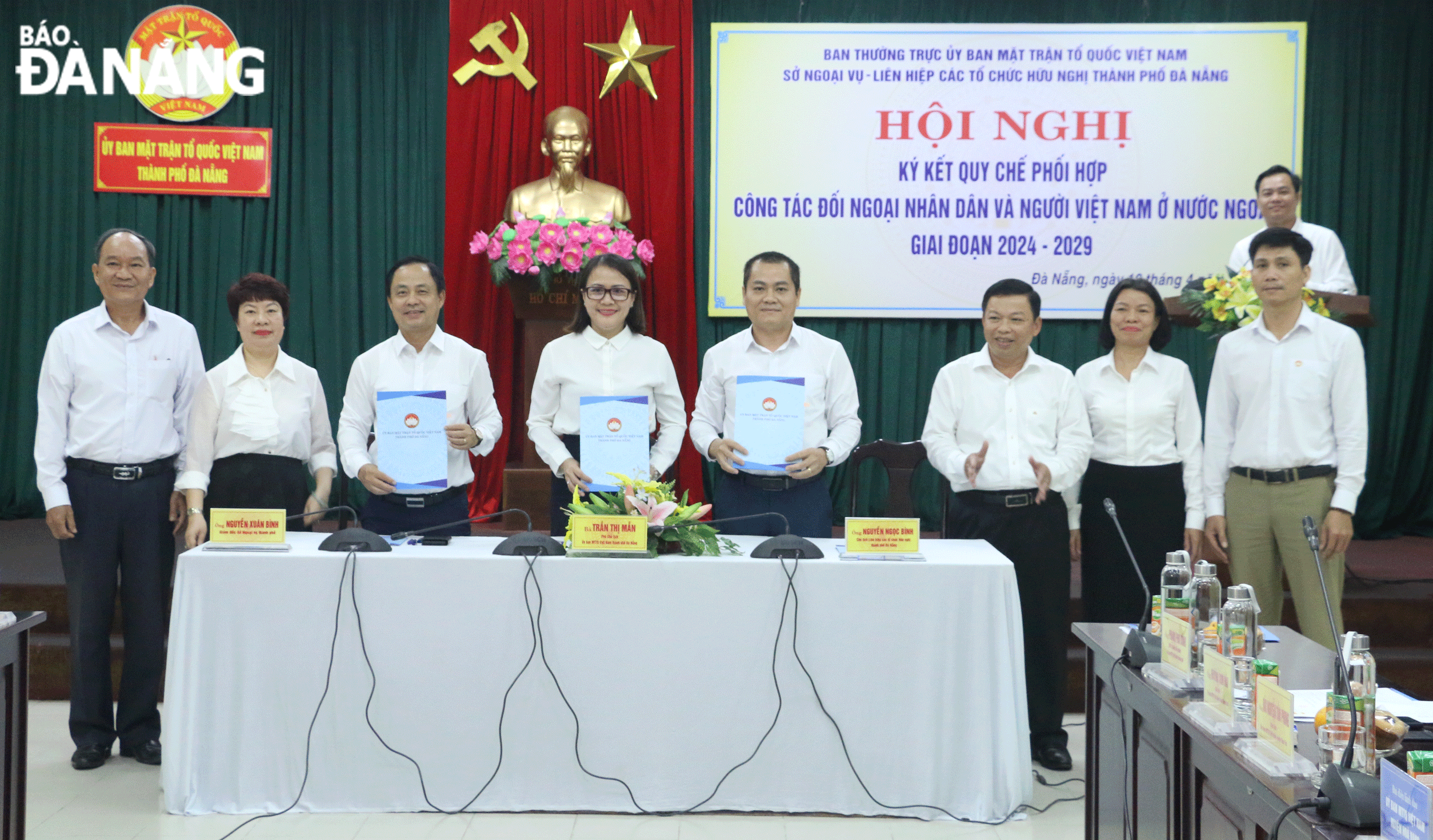 Ủy ban MTTQ Việt Nam thành phố, Sở Ngoại vụ và Liên hiệp các tổ chức hữu nghị thành phố ký kết quy chế phối hợp thực hiện công tác đối ngoại nhân dân và công tác người Việt Nam ở nước ngoài giai đoạn 2024 - 2029. Ảnh: T.P	
