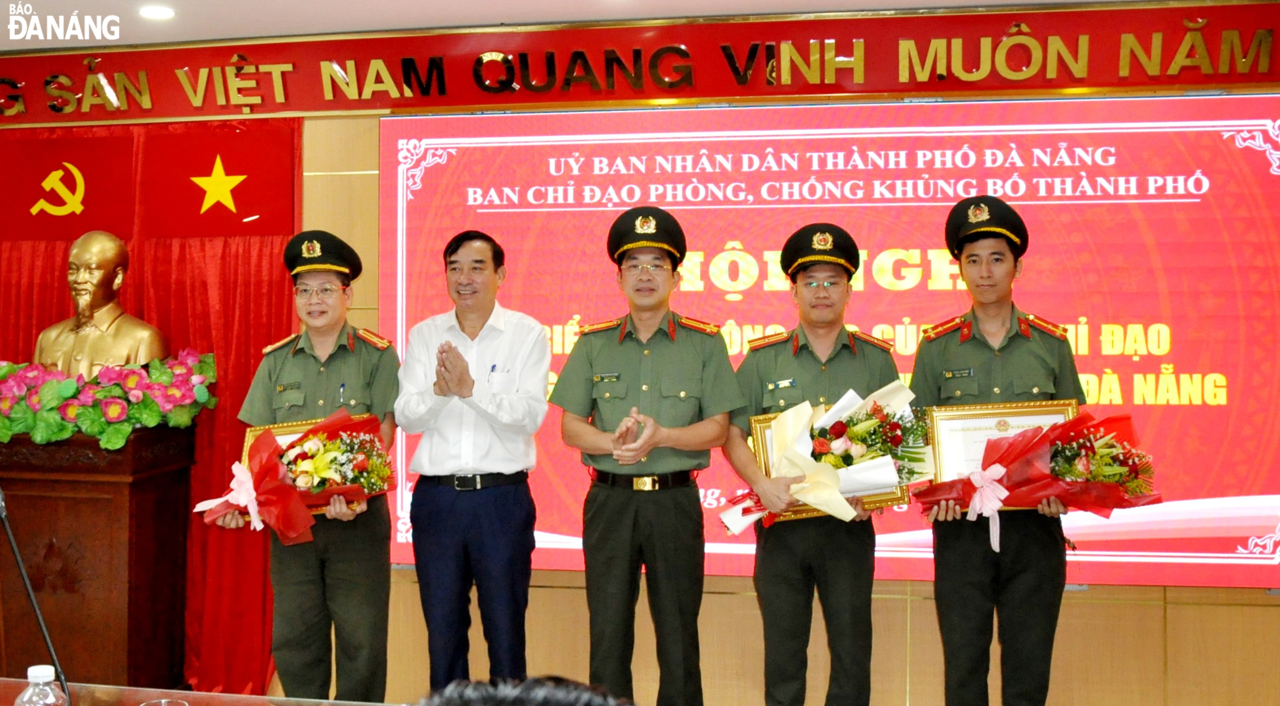 Chủ tịch UBND thành phố Lê Trung Chinh tặng bằng khen cho các cá nhân có thành tích xuất sắc trong công tác phòng, chống khủng bố năm 2023. Ảnh: LÊ HÙNG