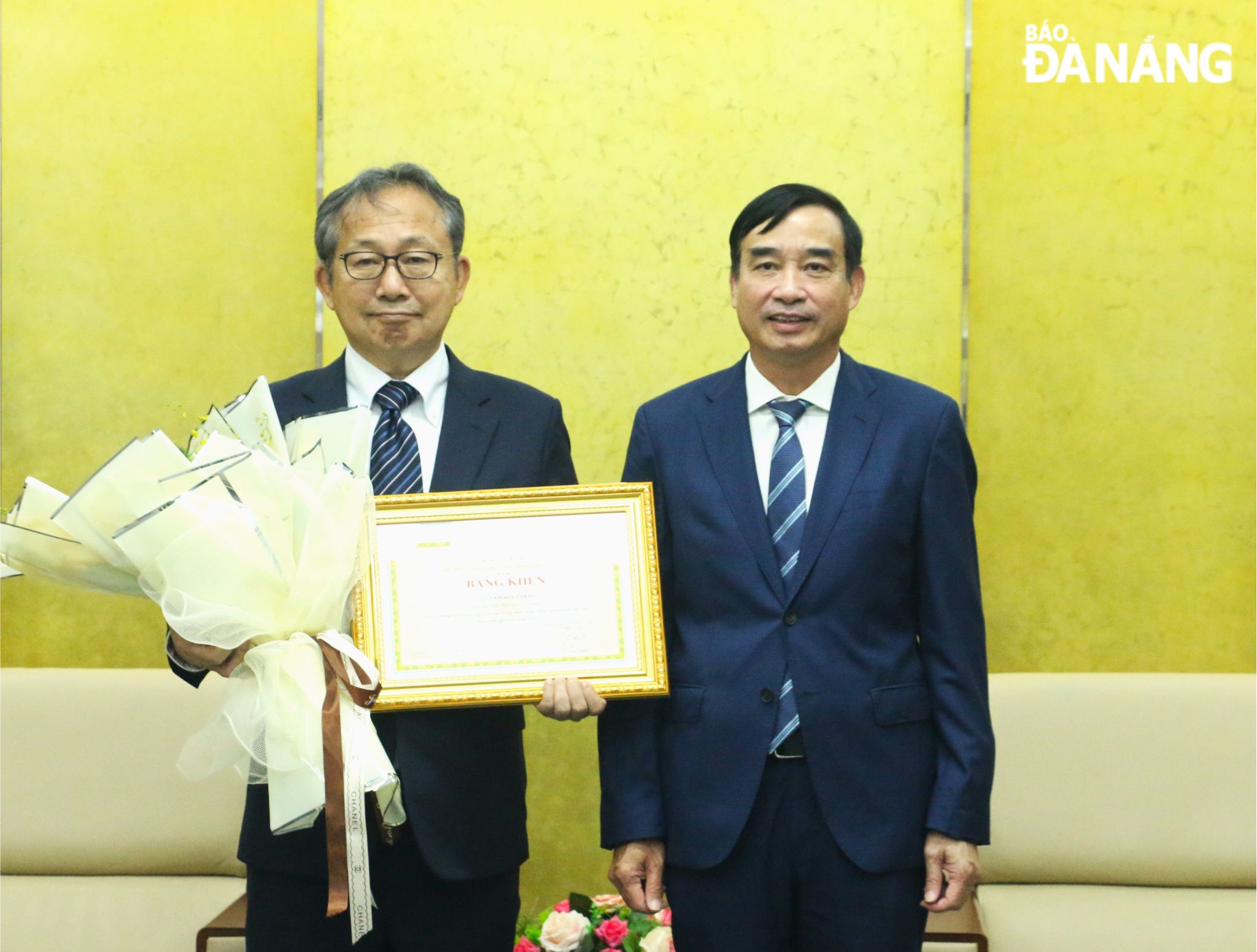 Chủ tịch UBND thành phố Lê Trung Chinh (bên phải) tặng bằng khen cho Đại sứ Yamada Takio. Ảnh: T.PHƯƠNG