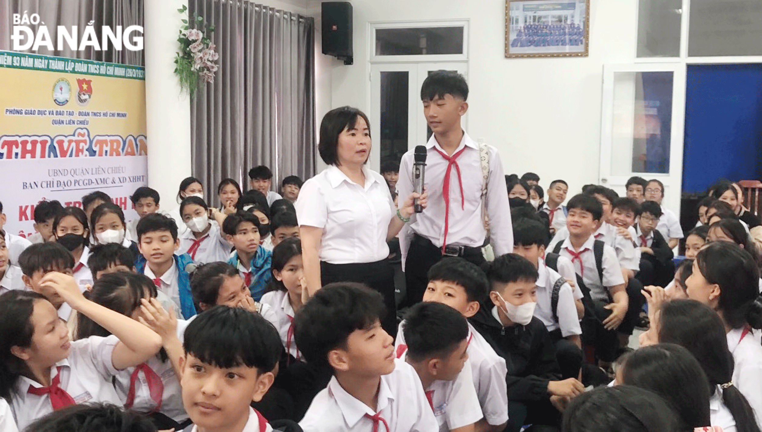 Bà Dương Thị Vân, Trưởng phòng Dân số, Trung tâm Y tế quận Liên Chiểu tuyên truyền, phổ biến kiến thức về dân số, sức khỏe vị thành niên cho học sinh Trường THCS Đàm Quang Trung (quận Liên Chiểu). Ảnh: ĐẮC MẠNH