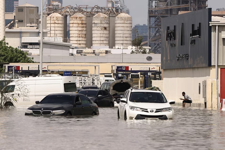 Phương tiện giao thông mắc kẹt trong trận lụt lịch sử ở Dubai, UAE, ngày 17-4.  Ảnh: Reuters