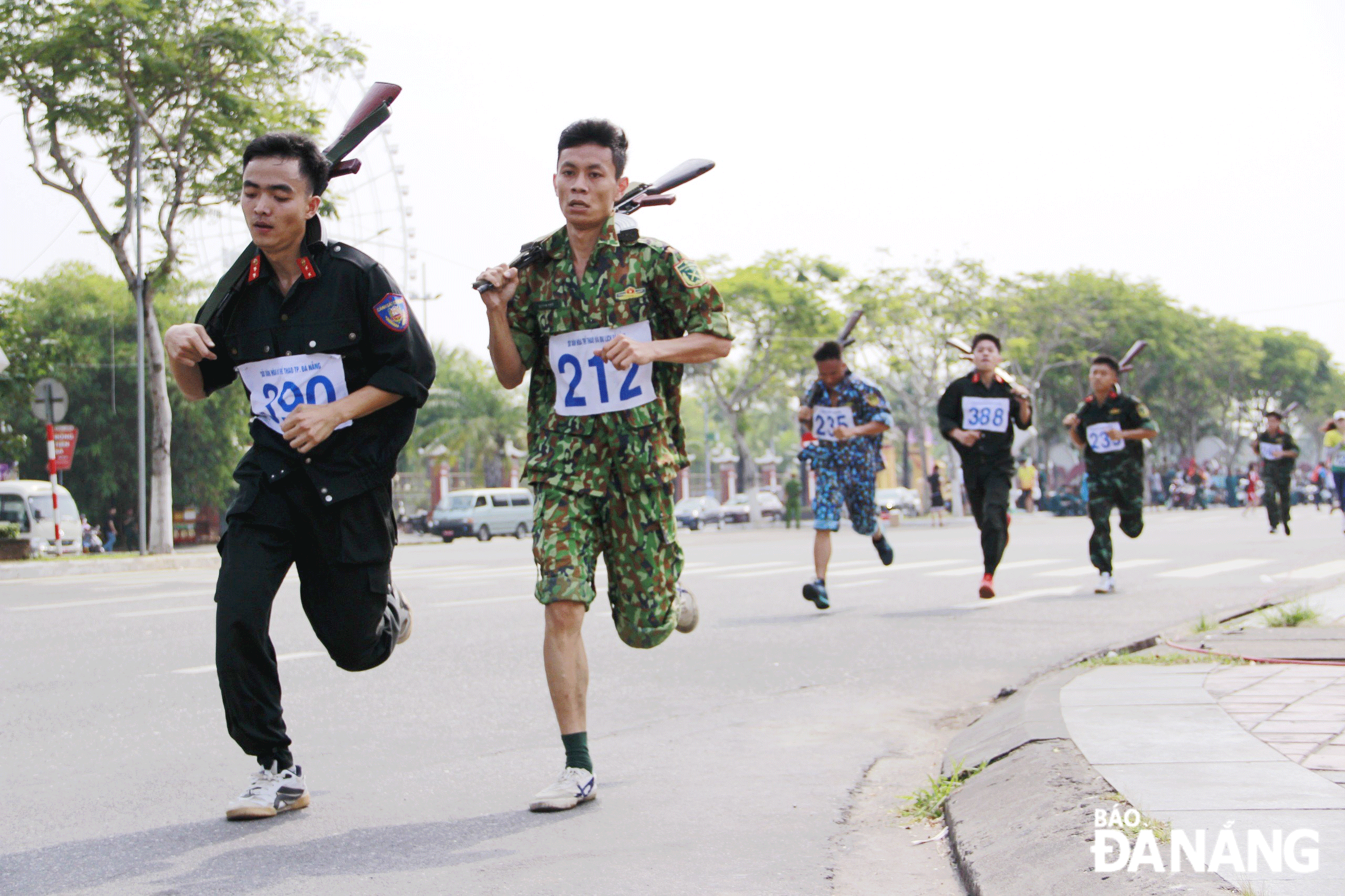 Các vận động viên thuộc đơn vị lực lượng vũ trang tham gia tranh tài tại Giải Việt dã - chạy Vũ trang truyền thống Báo Đà Nẵng lần thứ 26 (2023). Ảnh: N.Q