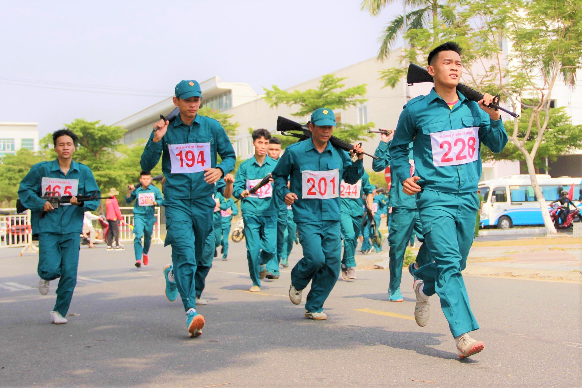 Ngày 21-4, giải Việt dã - chạy Vũ trang truyền thống Báo Đà Nẵng lần thứ 27 năm 2024 khởi tranh tại khu vực phía ngoài Cung thể thao Tiên Sơn và Công viên Châu Á. Ảnh: N.Q