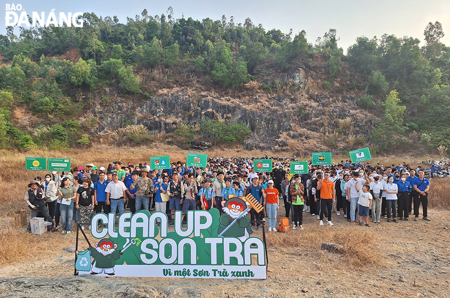 Gần 700 tình nguyện viên đến từ các trường học, tổ chức, hội nhóm cùng tham gia làm sạch bán đảo Sơn Trà. Ảnh: THU HÀ