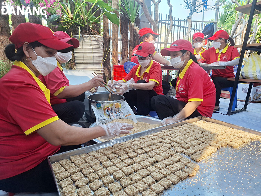  The performance of making Ba Lieu dried sesame seed cake right at the event. Photo: THU HA