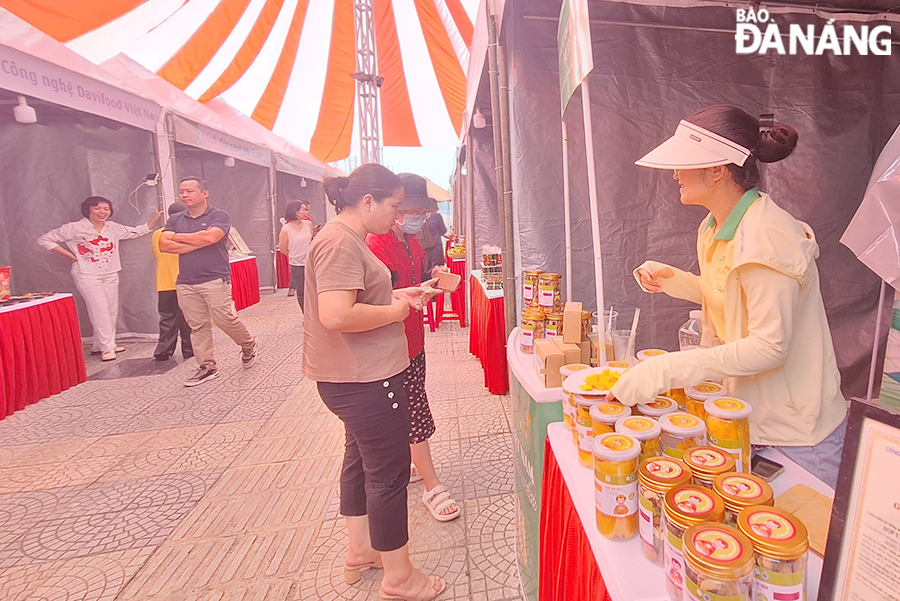 Residents and visitors experience the dishes at the event. Photo: THU HA