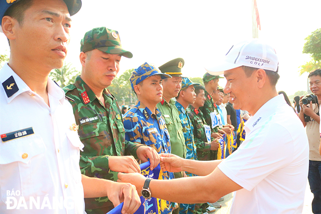 Head of the Da Nang Department of Publicity and Training Nguyen Dinh Vinh presenting souvenir flags to participating delegations.