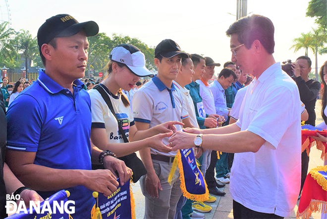 Vice Chairman of the Da Nang People's Committee Tran Chi Cuong (right) giving spiritual encouragement to the participating delegations.