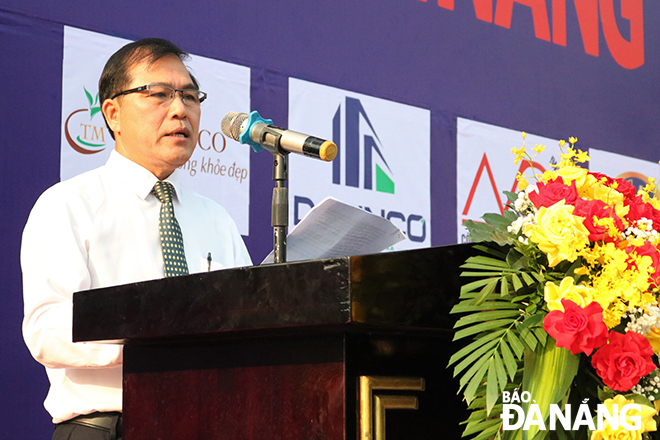 Da Nang Newspaper Editor-in-chief cum Head of the races’ organising board Nguyen Duc Nam speaking at the opening ceremony