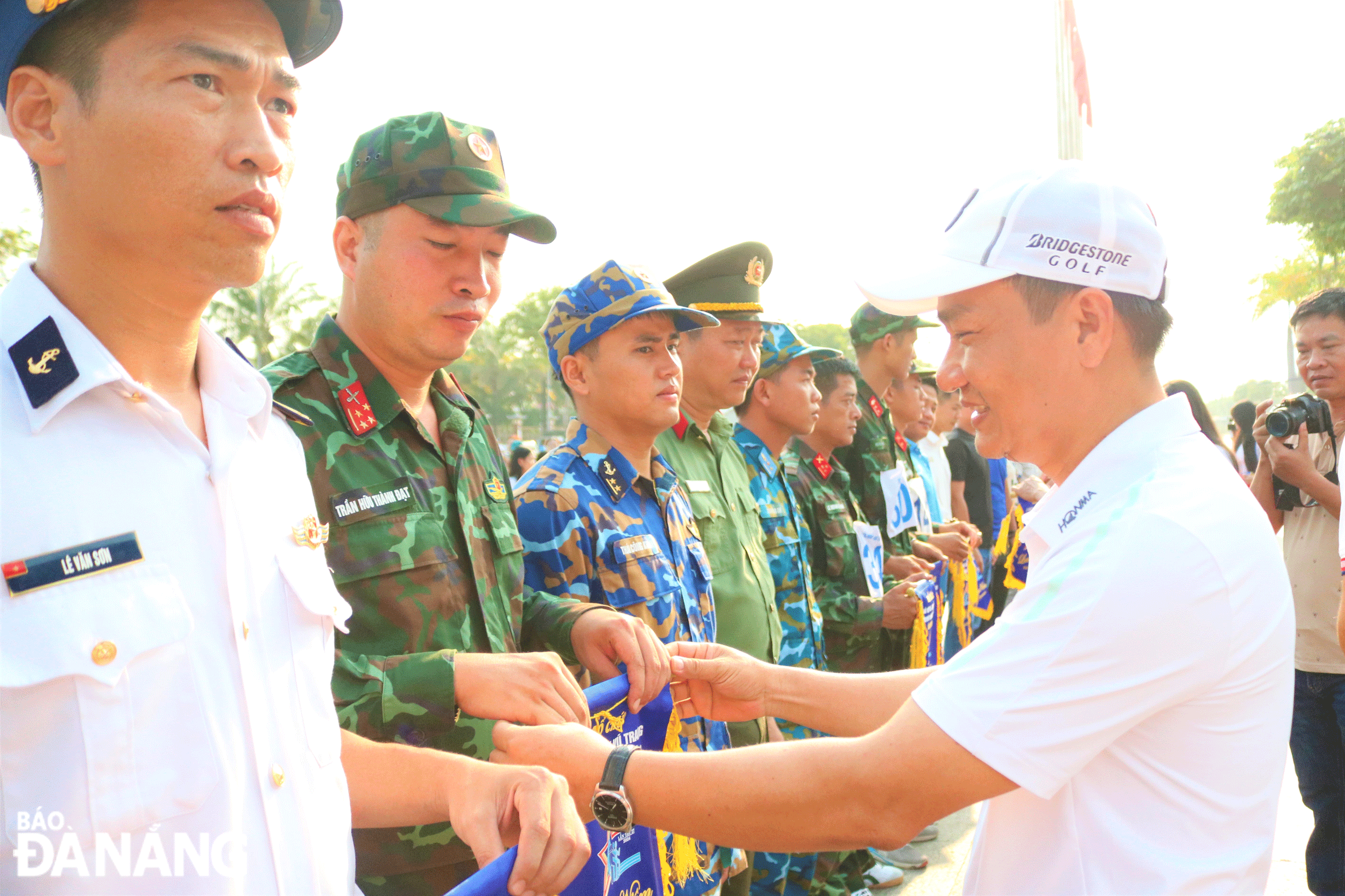 Trưởng ban Tổ chức Thành ủy Nguyễn Đình Vĩnh tặng cờ lưu niệm cho các đoàn dự giải.  Ảnh: PN - NQ