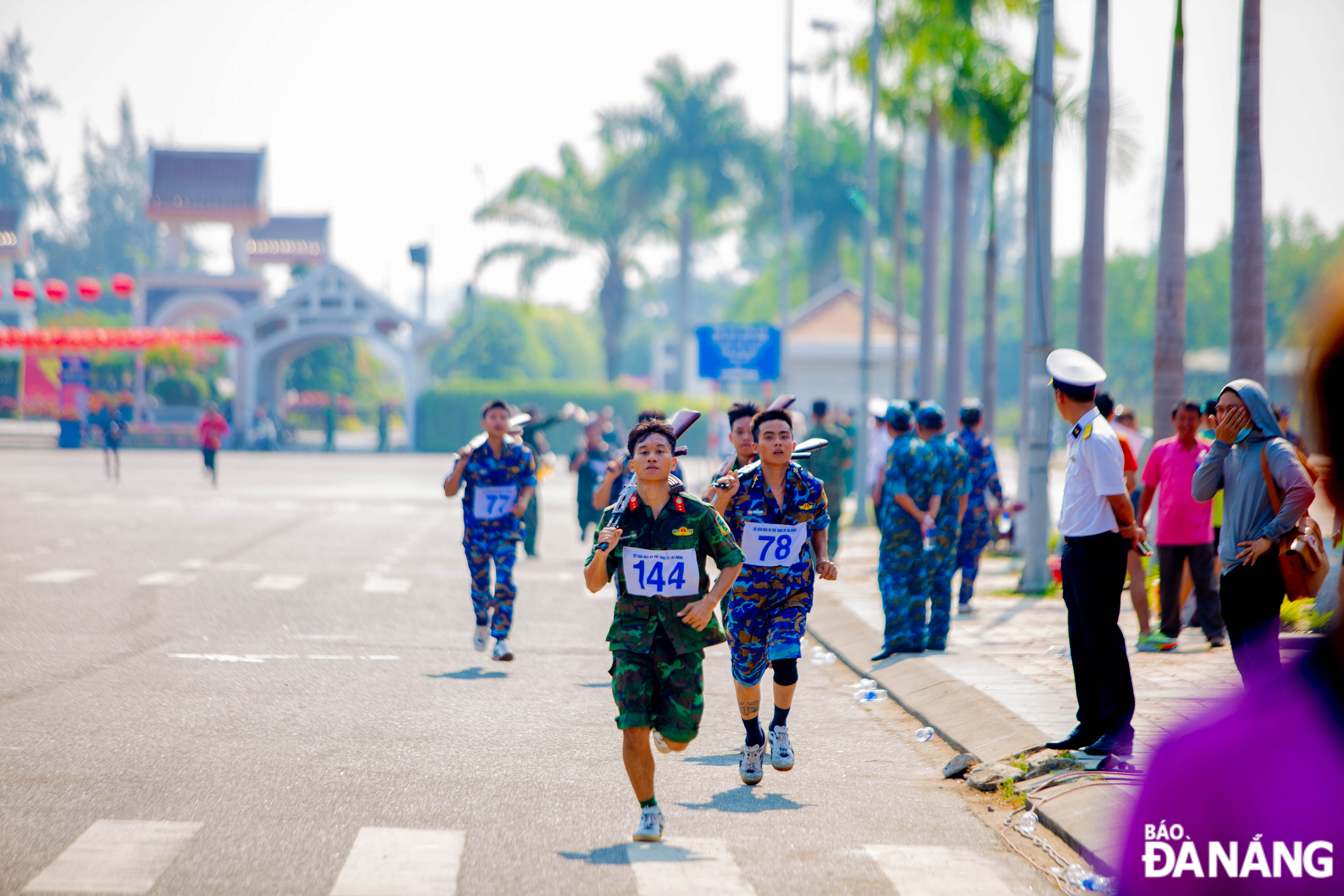 Runners who are from militia forces at wards and communes levels, self-defense agencies and enterprises, along with local soldiers, enthusiastically competing in the tournament.