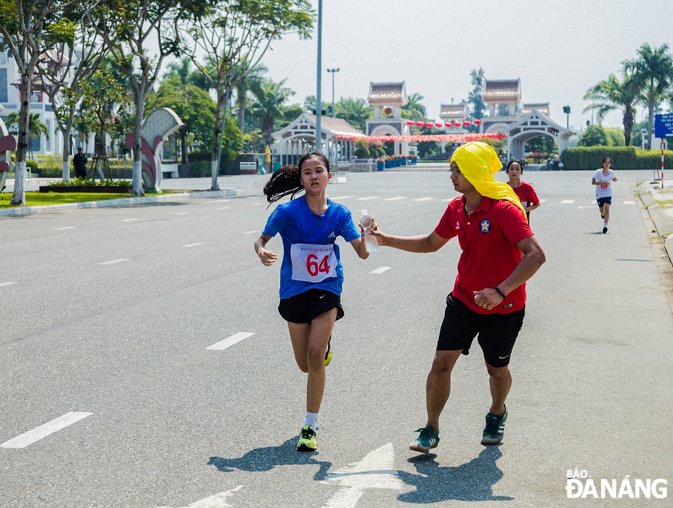 Athletes are constantly provided with drinking water by the support team