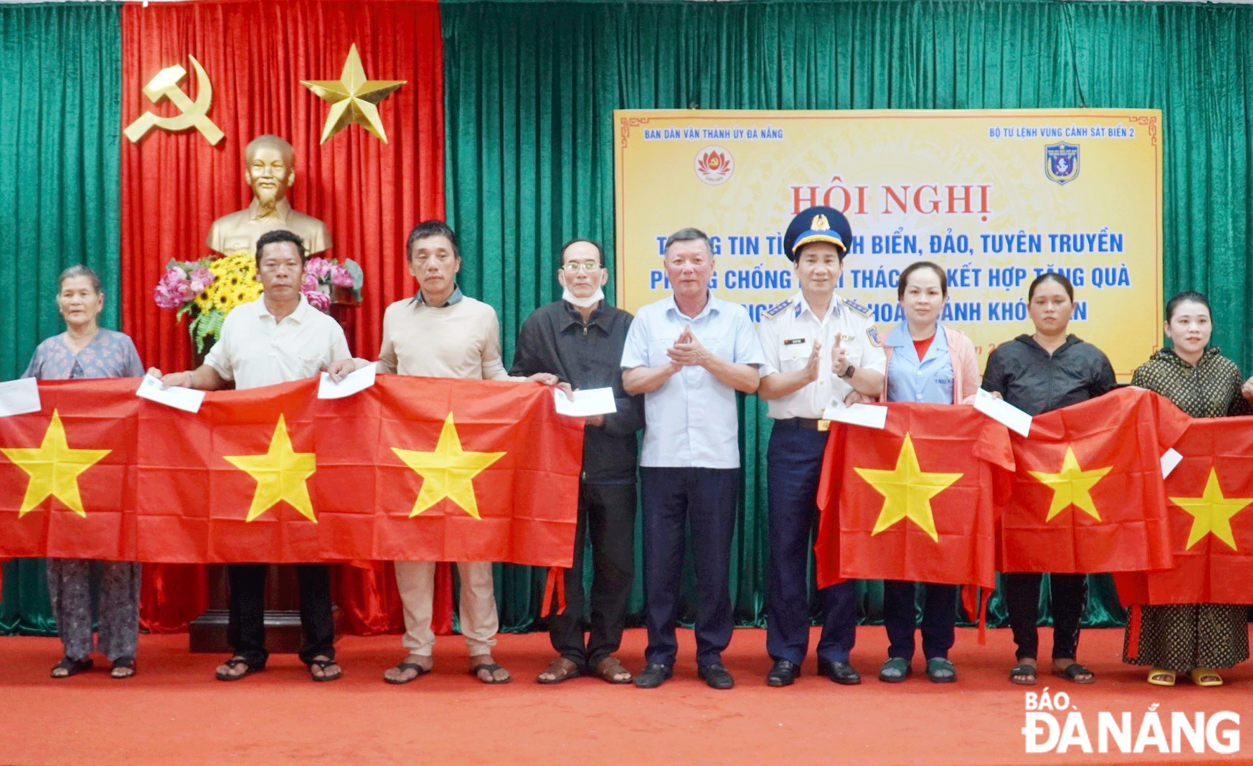 Trưởng ban Dân vận Thành ủy Lê Văn Trung (thứ 5, bên trái sang) cùng Đại tá Lê Huy Sinh, Chính ủy Bộ Tư lệnh Vùng Cảnh sát biển 2 (thứ 4, bên phải sang) trao quà cho bà con khó khăn.  Ảnh: N.QUANG