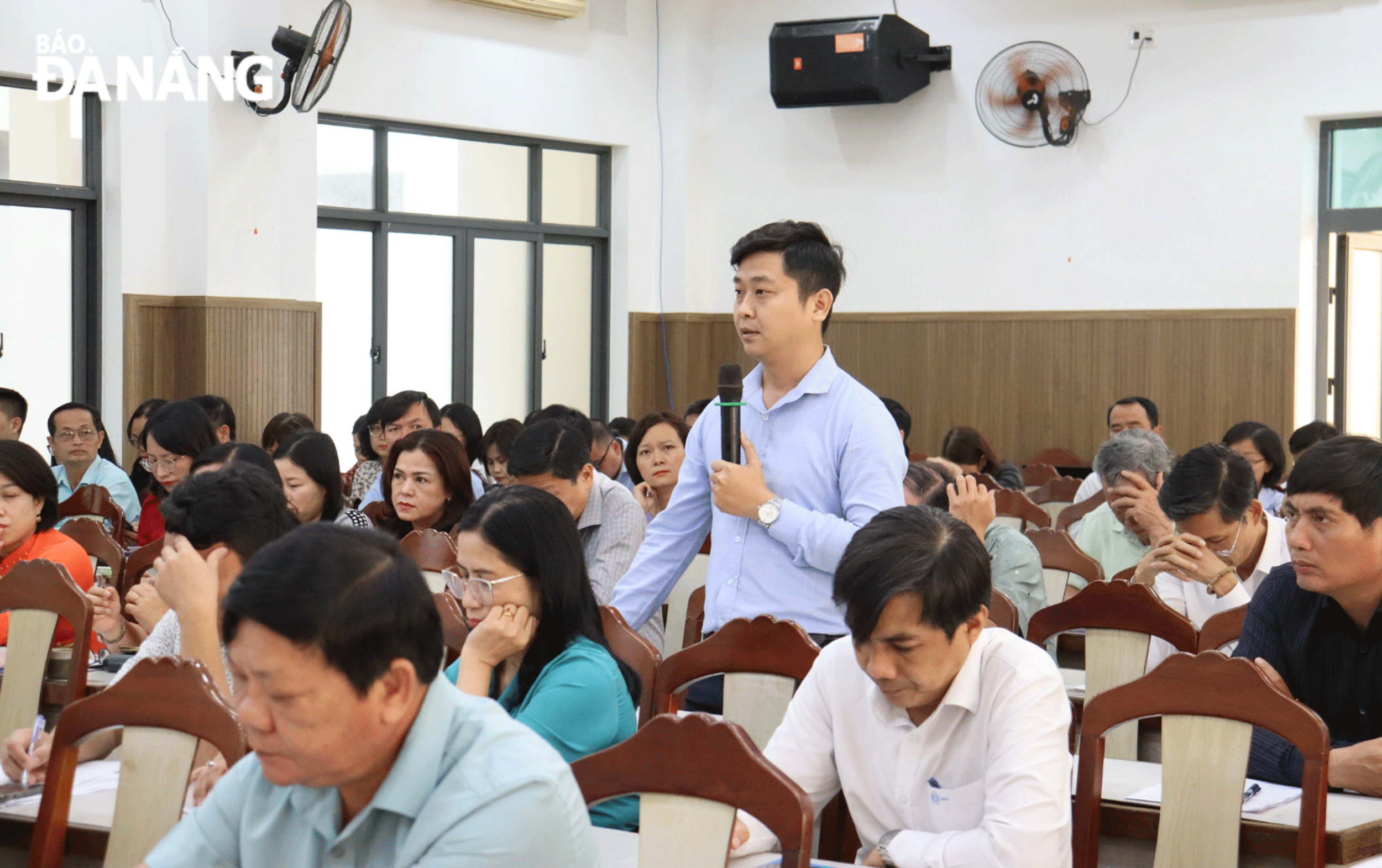 Đại biểu tham gia phát biểu ý kiến về nội dung dự thảo nghị quyết tại hội nghị do Quận ủy Hải Châu tổ chức. Ảnh: TRẦN TRÚC