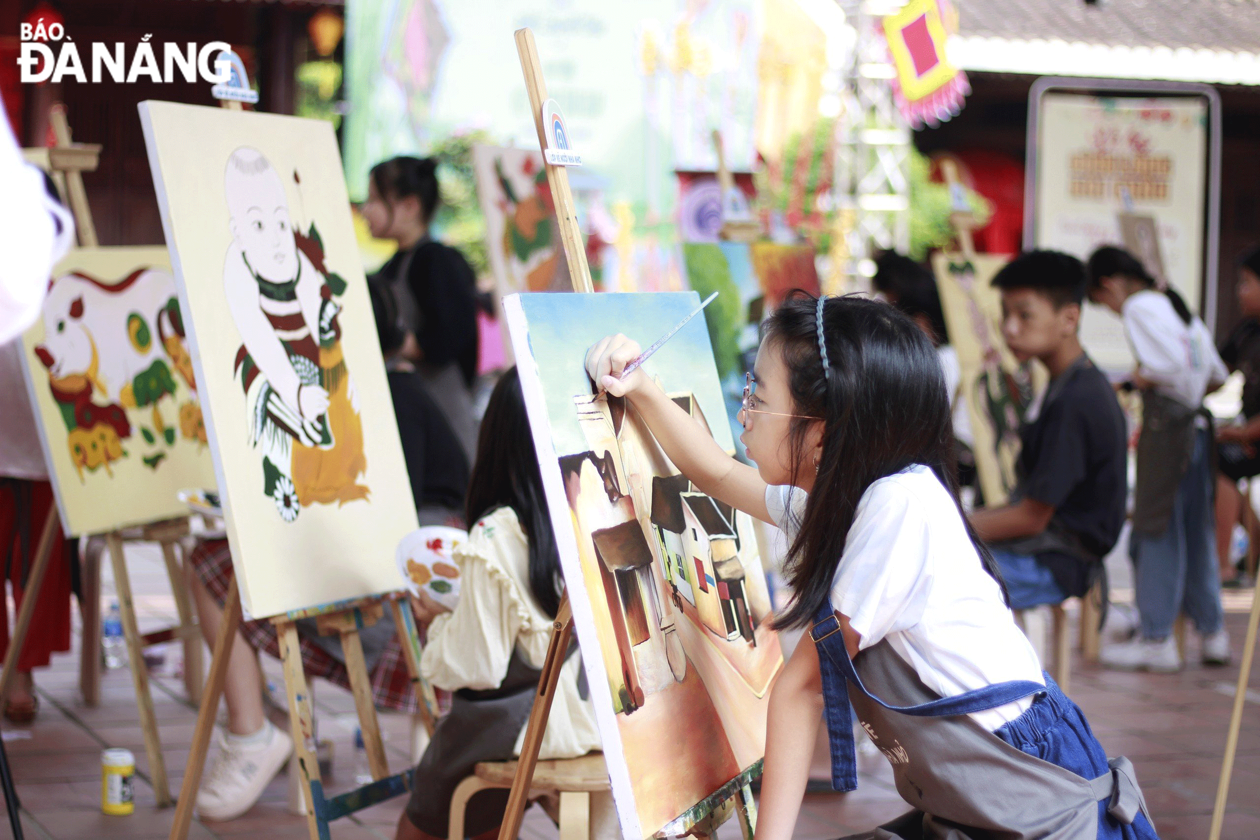 Các thí sinh tham gia cuộc thi vẽ tranh tại triển lãm ảnh “Nhịp sống Hải Châu” Ảnh: VIỆT ÂN