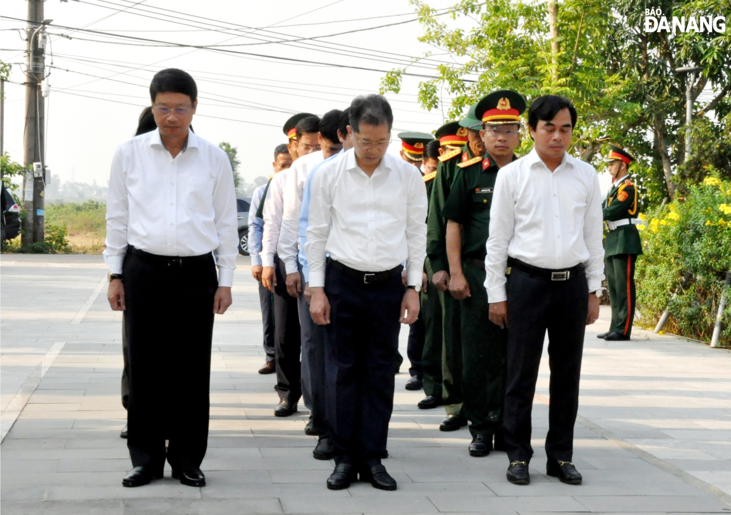 Đoàn lãnh đạo thành phố thành kính dành phút mặc niệm tưởng nhớ công lao to lớn của Chủ tịch Hồ Chí Minh vĩ đại; tưởng nhớ các anh hùng, liệt sĩ. Ảnh: LÊ HÙNG